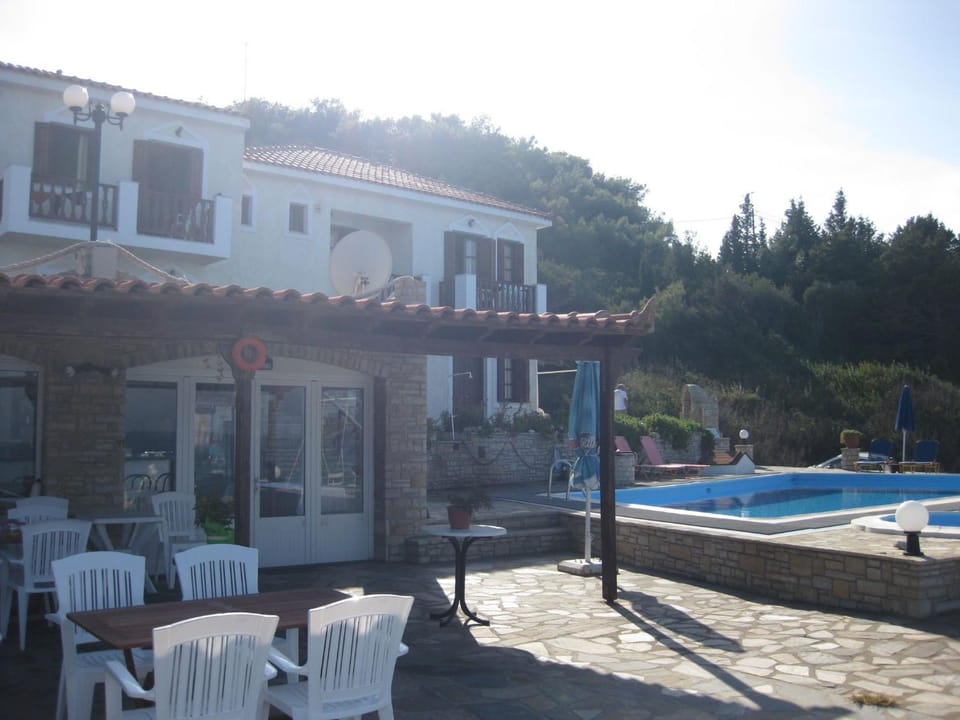 Patio, Day, Swimming pool