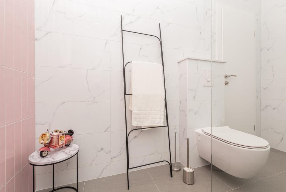 Shower, Toilet, Bathroom, towels