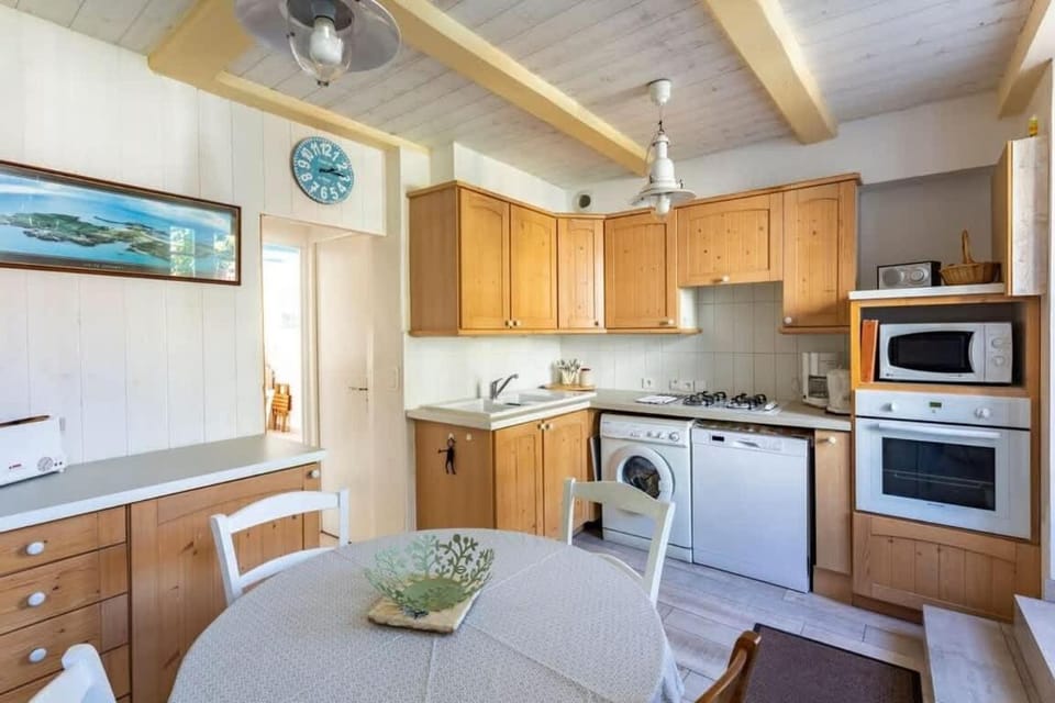 Kitchen or kitchenette, Dining area, dishwasher, oven, stove, toaster, washing machine