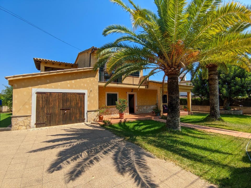 Property building, Patio, Facade/entrance, Garden