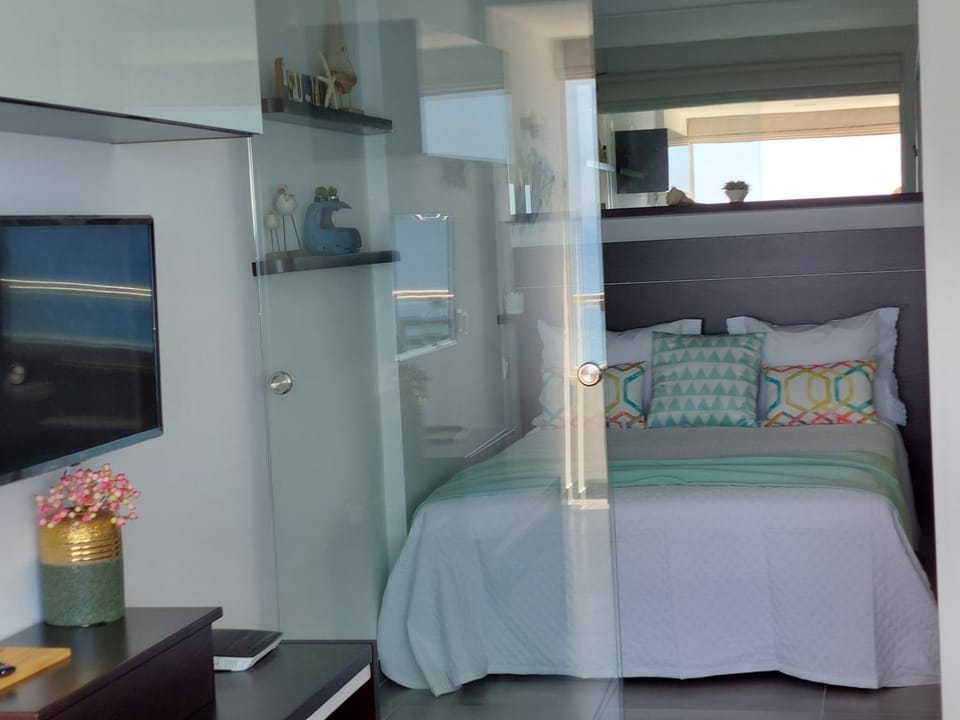 Bed, Photo of the whole room, Decorative detail, Decorative detail, Bedroom
