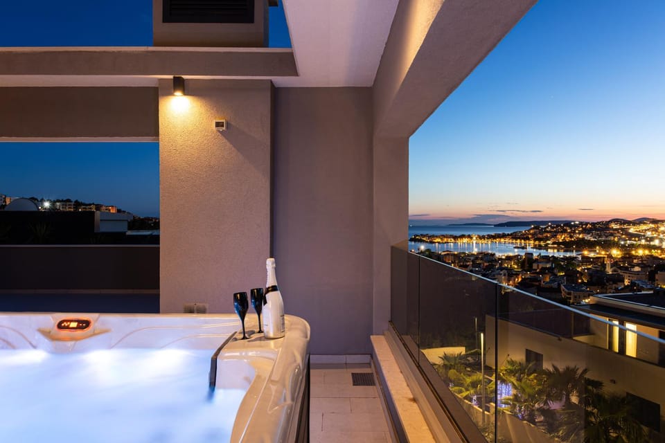 Natural landscape, Hot Tub, View (from property/room), City view