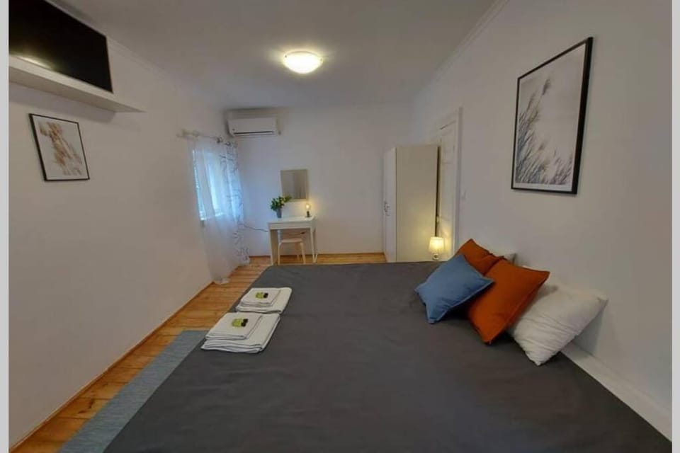 Bed, Bedroom, air conditioner