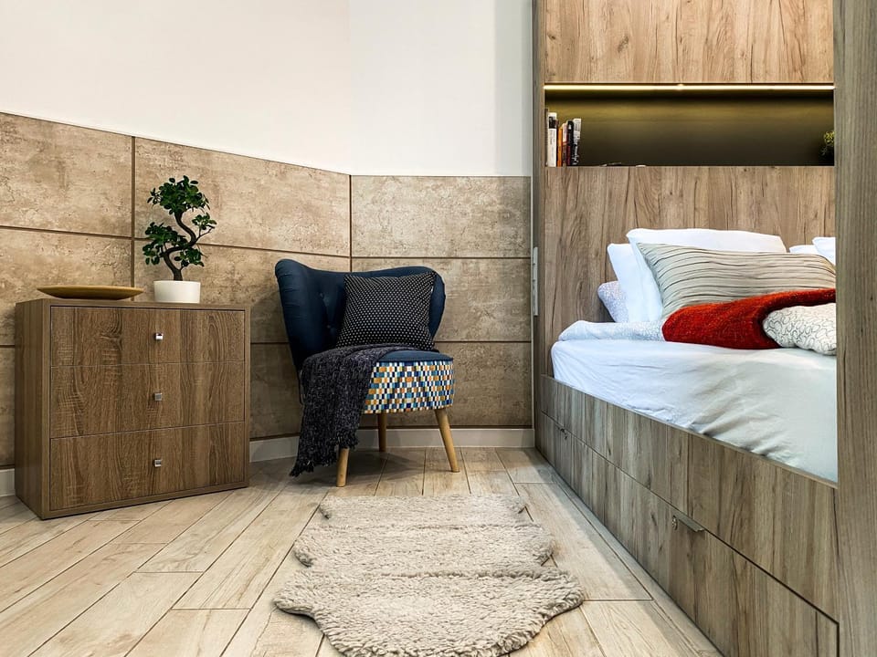 Bed, Seating area, Bedroom
