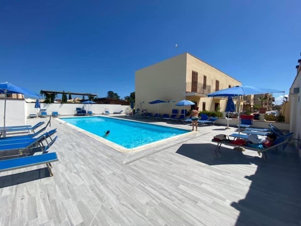 Pool view, Swimming pool, sunbed