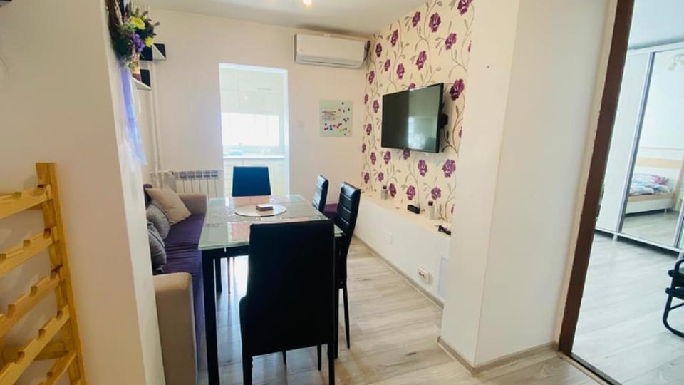 Communal lounge/ TV room, Meals, Breakfast, Lunch, Dinner