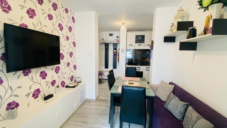 Communal lounge/ TV room, Meals, Breakfast, Lunch, Dinner