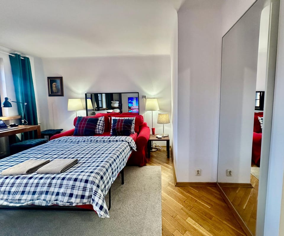 OLD TOWN Best View WiFi 300 Mb/s Huge screen Netflix AppleTV AmazonTV Apartment in Warsaw