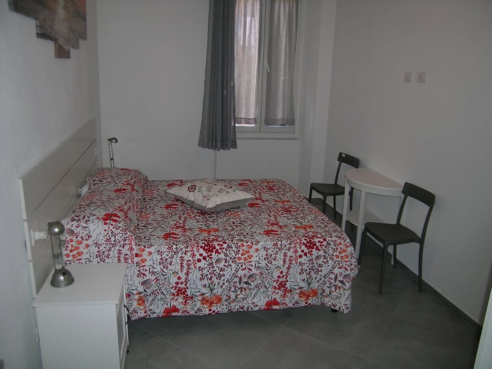 Bed, Bedroom, hair dresser