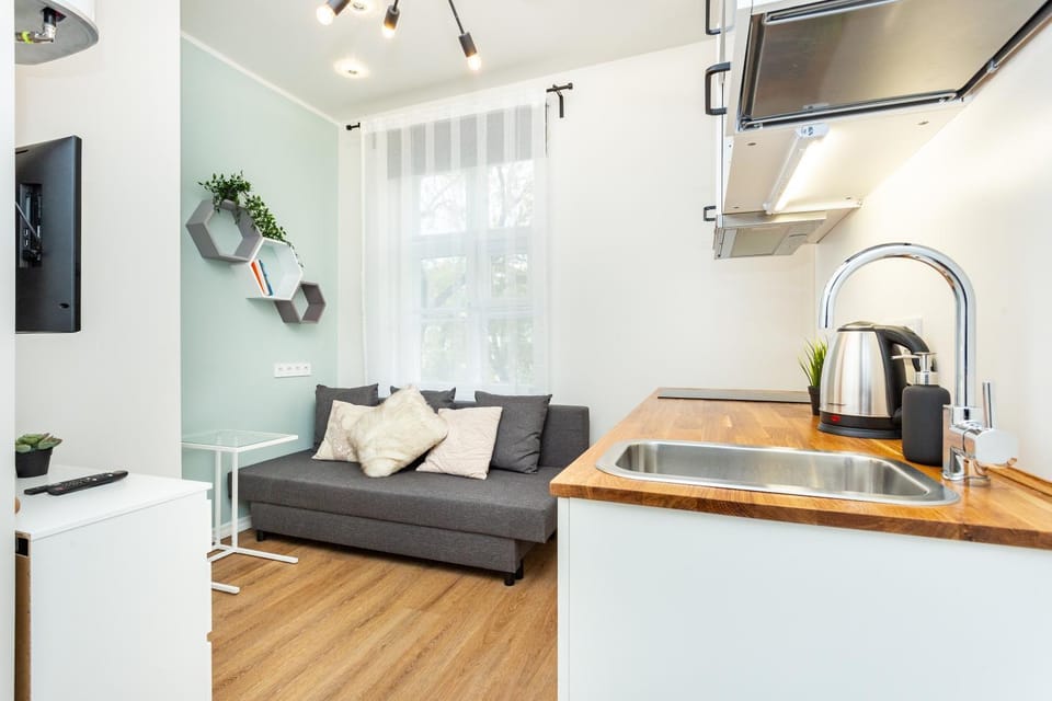TV and multimedia, Coffee/tea facilities, Kitchen or kitchenette, Living room, Seating area, stove