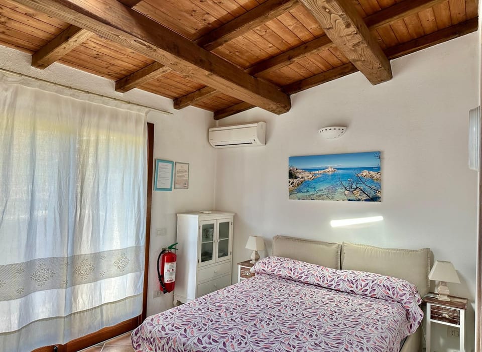 Bed, Photo of the whole room, air conditioner