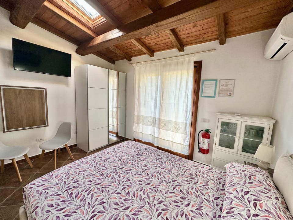 Bed, TV and multimedia, Photo of the whole room, wardrobe, air conditioner