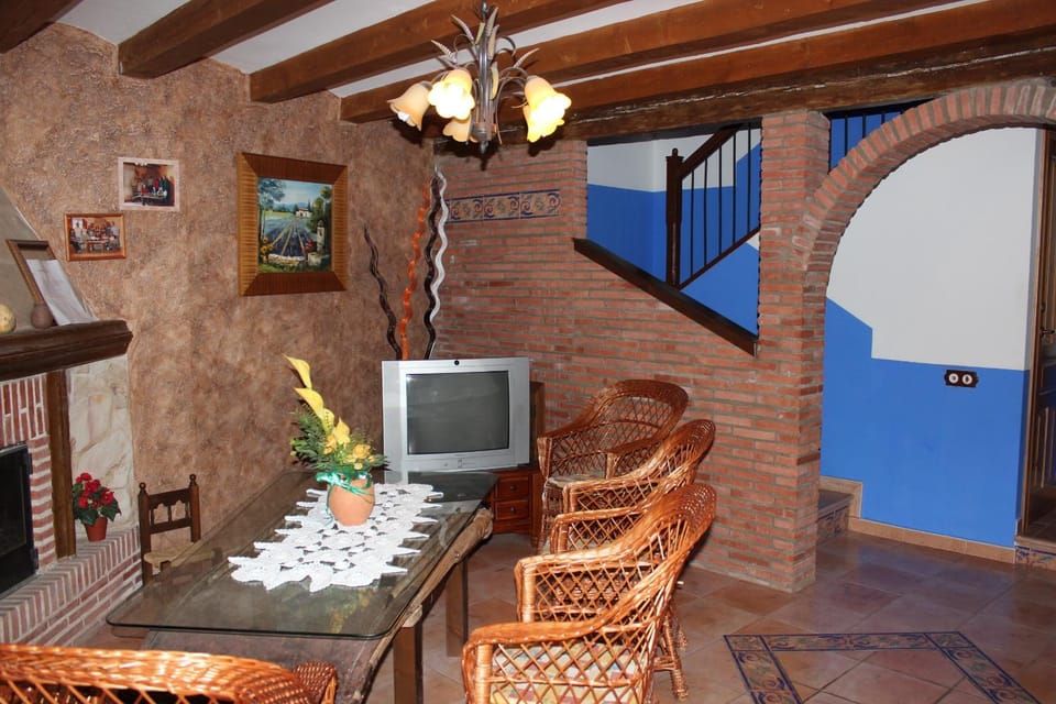Restaurant/places to eat, Lounge or bar