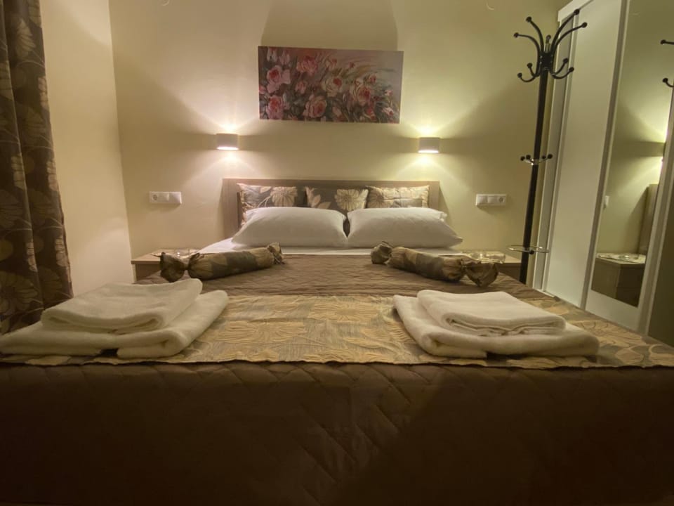 Bed, Bedroom, towels
