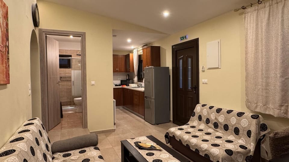 Kitchen or kitchenette, Living room, Seating area, Dining area, stove