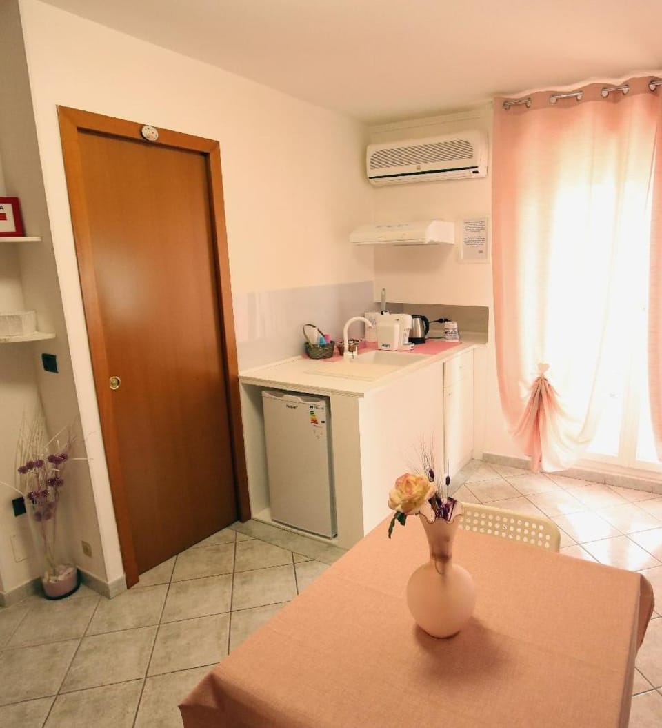 Photo of the whole room, air conditioner