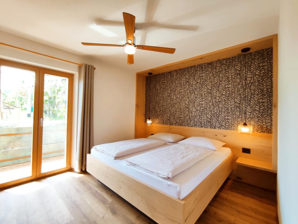 Photo of the whole room, Decorative detail, Bedroom, fireplace, microwave, safe