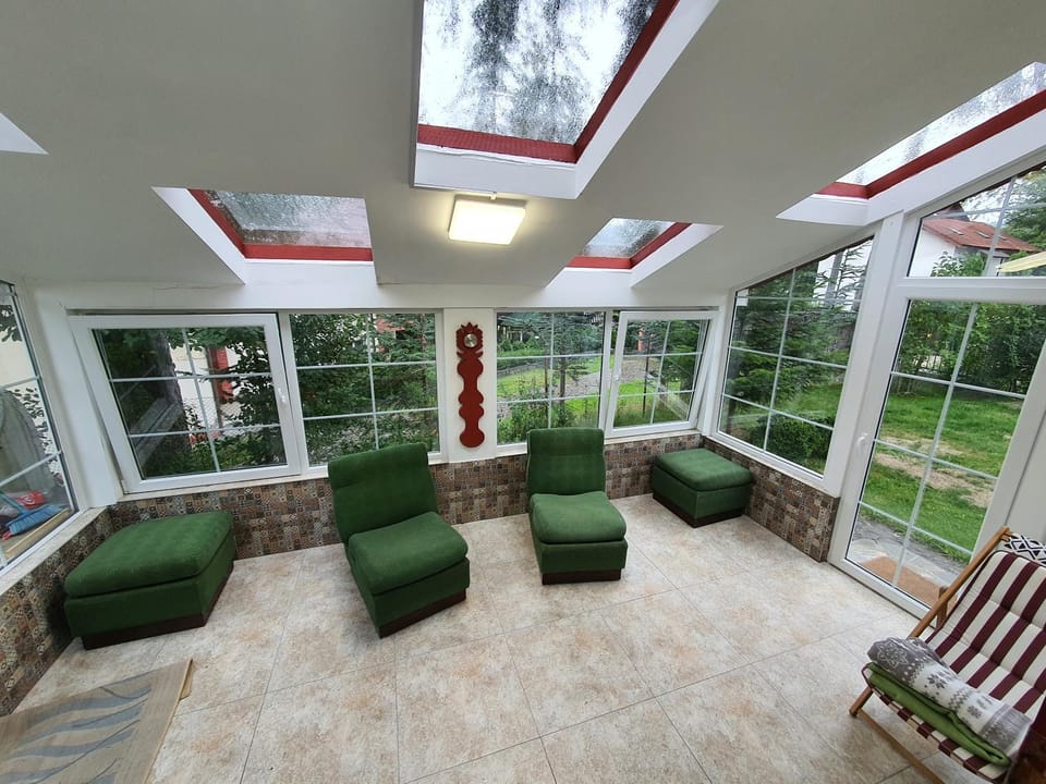 VillaRonda numai în intregime, max 5 persoane, min 4 zile, 130 mp bine incalziti, 3 dormitoare, sufragerie, bucatarie, veranda, terasa, curte cu parcare si grătar, ideala pentru lucru la distanta, insorita, discreta, zona linistita, usor accesibila House in Prahova, Romania