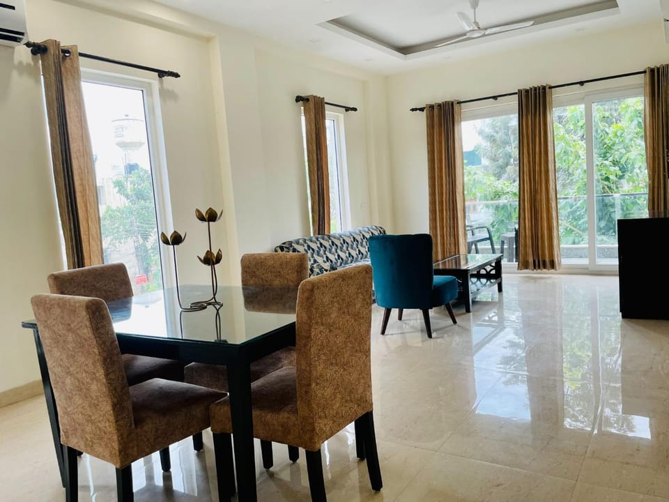 Seating area, Dining area