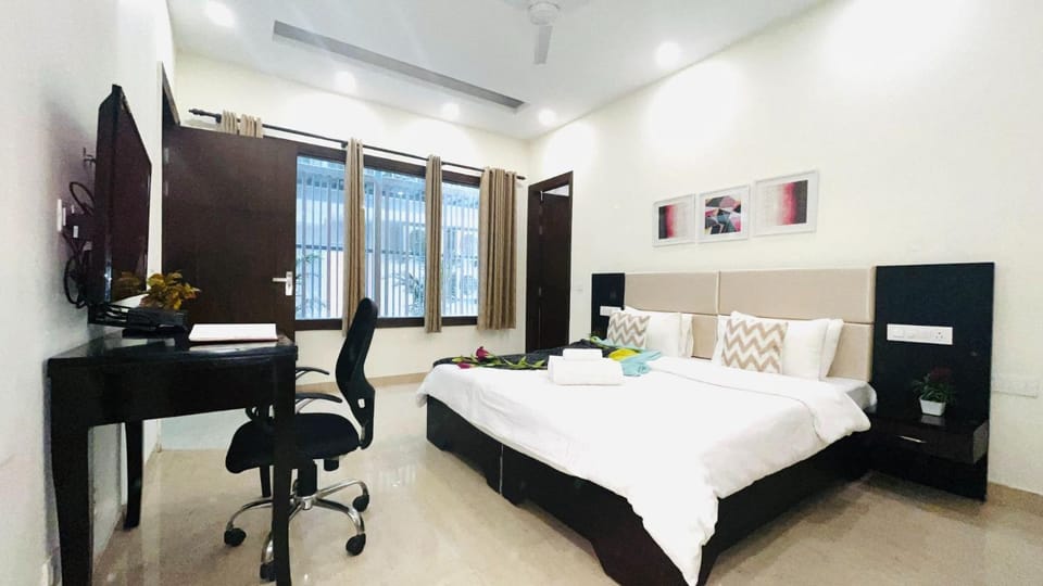 Bed, TV and multimedia, Photo of the whole room, Seating area, Bedroom, hair dresser, air conditioner