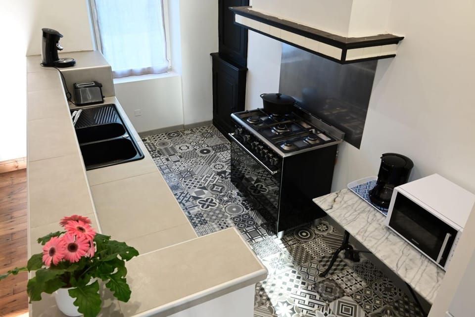 Kitchen or kitchenette, Communal kitchen, oven, stove, toaster