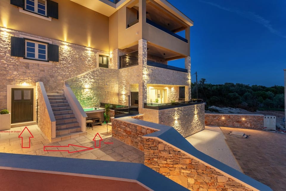 Facade/entrance, Balcony/Terrace