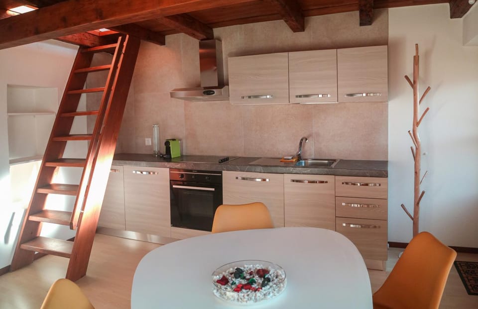 Kitchen or kitchenette, Dining area