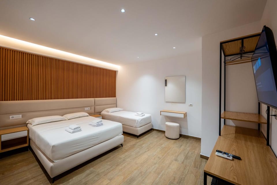 Bed, Bathroom, TV and multimedia, Photo of the whole room, Bedroom