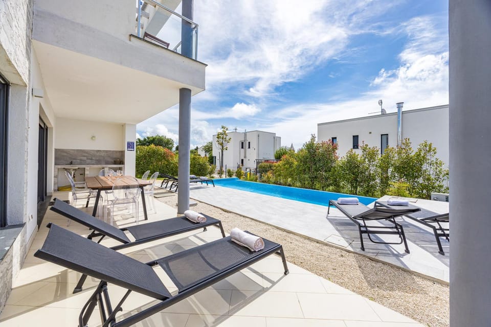 Patio, Swimming pool, sunbed