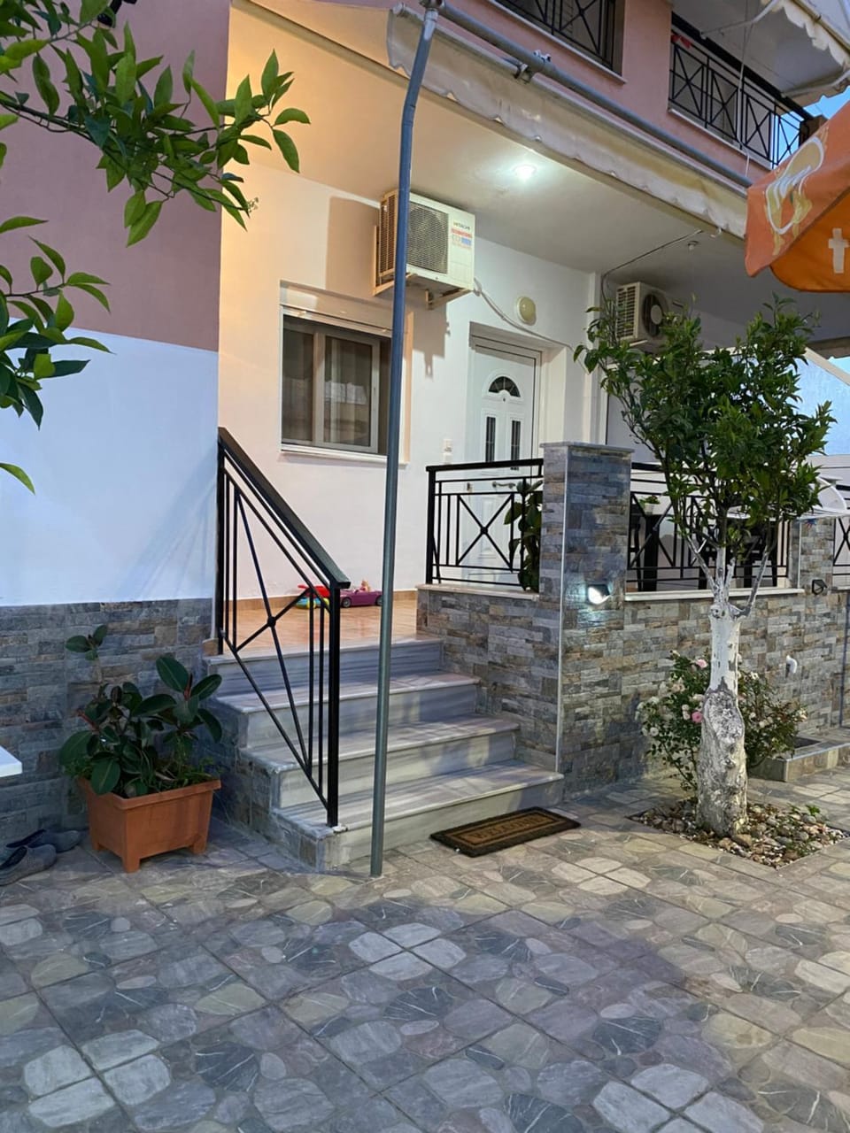 Property building, Day, View (from property/room), Balcony/Terrace