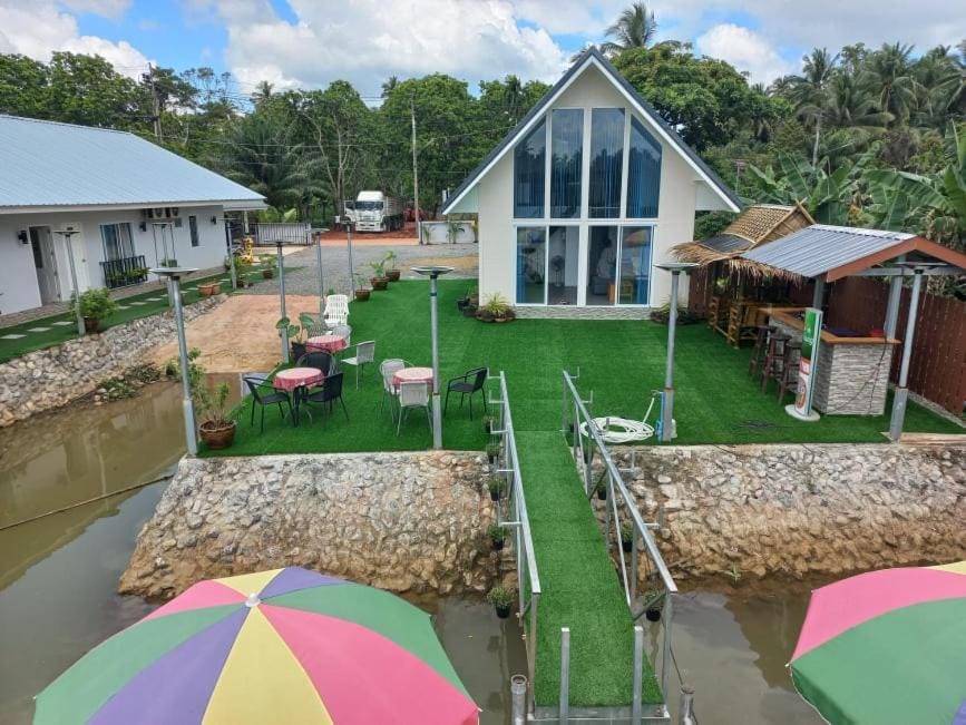Boat house marina restaraunt and homestay Vacation rental in Surat Thani Changwat