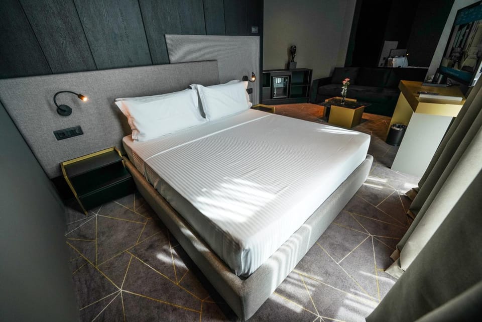 Photo of the whole room, Bedroom