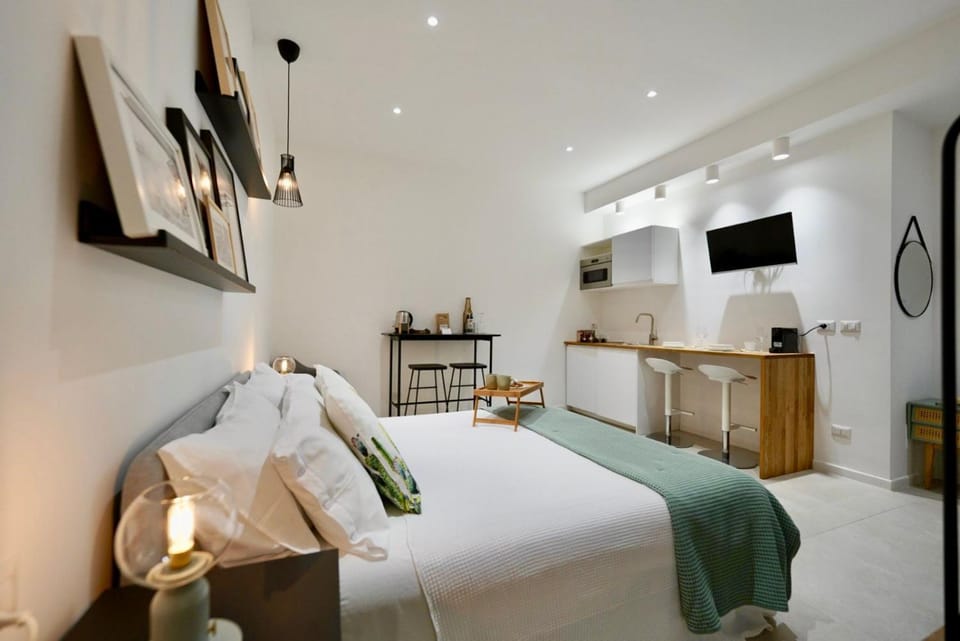 Bed, Kitchen or kitchenette, Photo of the whole room
