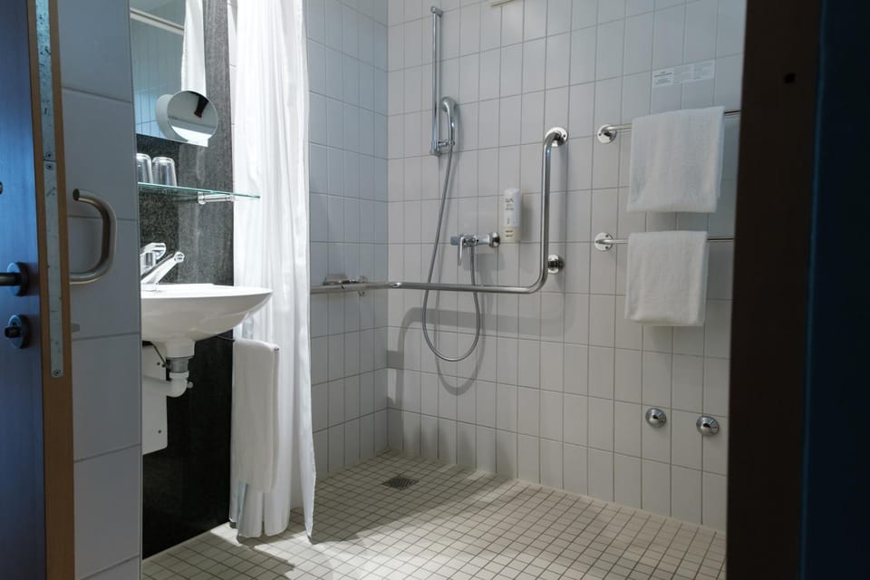 Shower, Toilet, Bathroom, towels