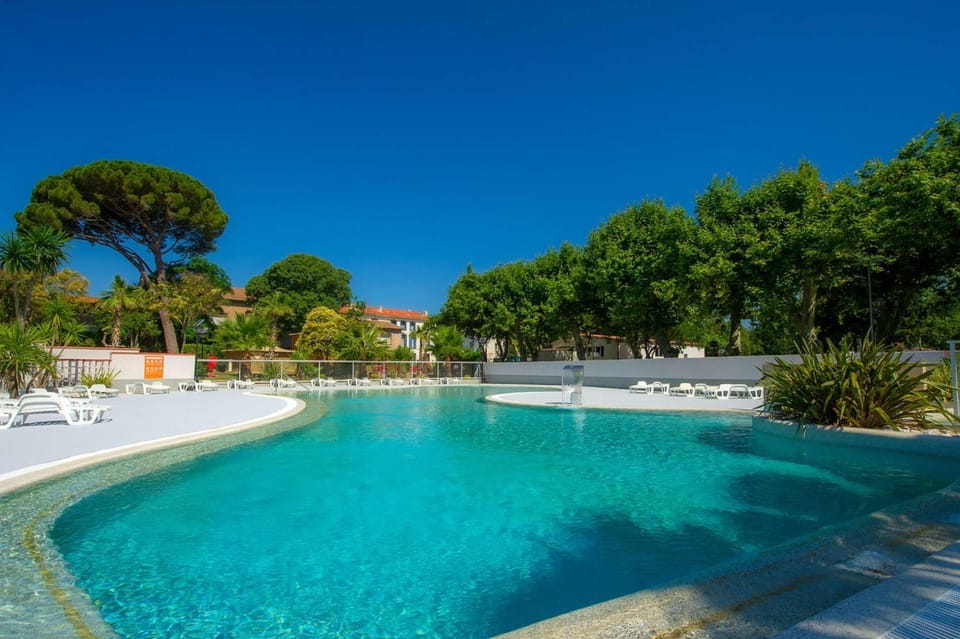Swimming pool, Swimming pool