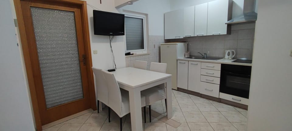 TV and multimedia, Kitchen or kitchenette, Dining area, pet friendly, stove
