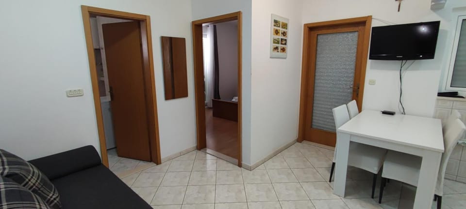 TV and multimedia, Kitchen or kitchenette, hair dresser, wardrobe