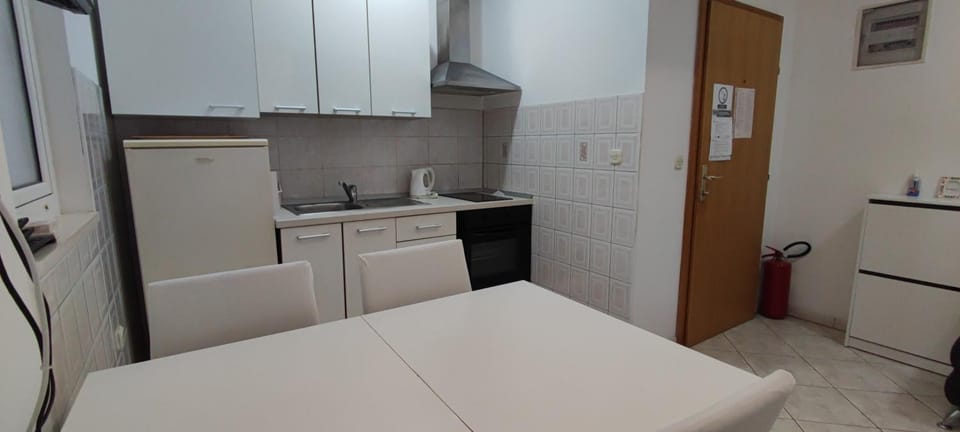 Kitchen or kitchenette, pet friendly, stove