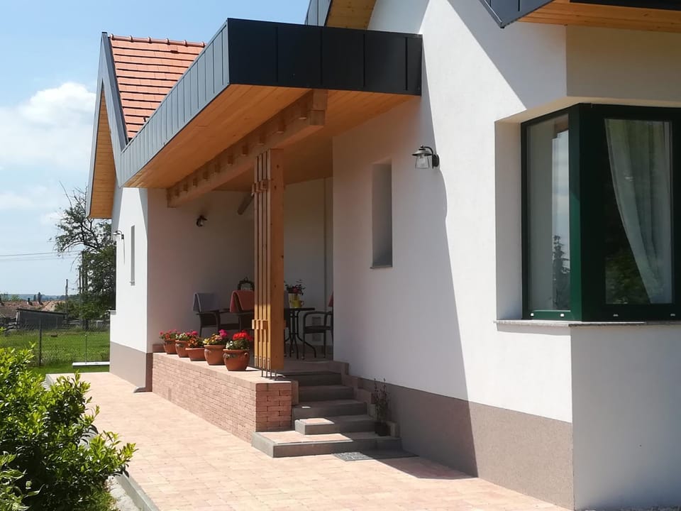 Property building, Garden, Balcony/Terrace, Garden view