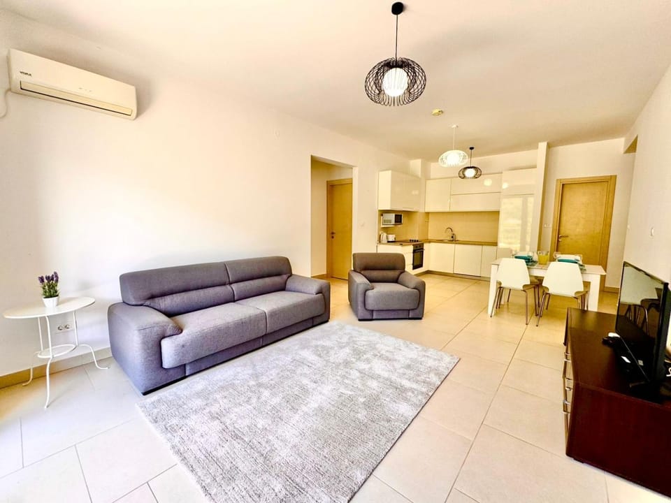 Kitchen or kitchenette, Living room, Seating area, Dining area, air conditioner