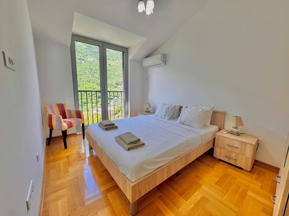Bed, Living room, Photo of the whole room, Seating area, Bedroom, towels