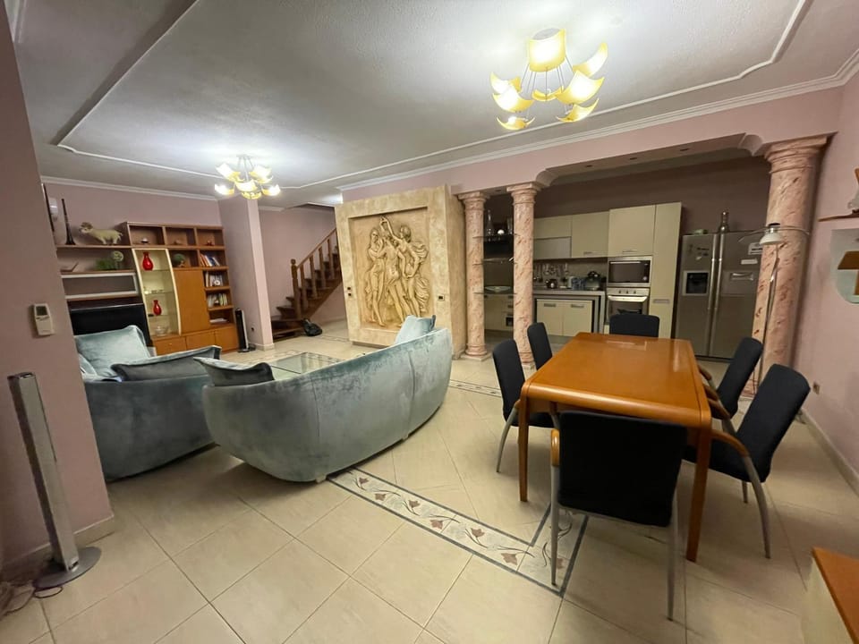 Kitchen or kitchenette, Living room, Seating area, Dining area