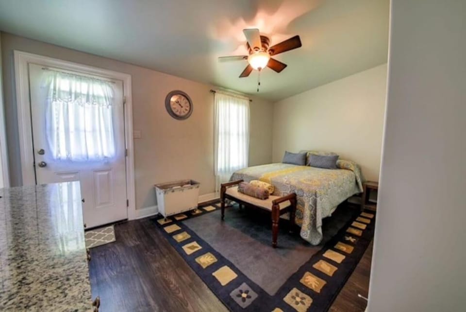 Brighton Bungalow Historic Town Square Charm Near Memphis Sleeps 6 House in Tennessee