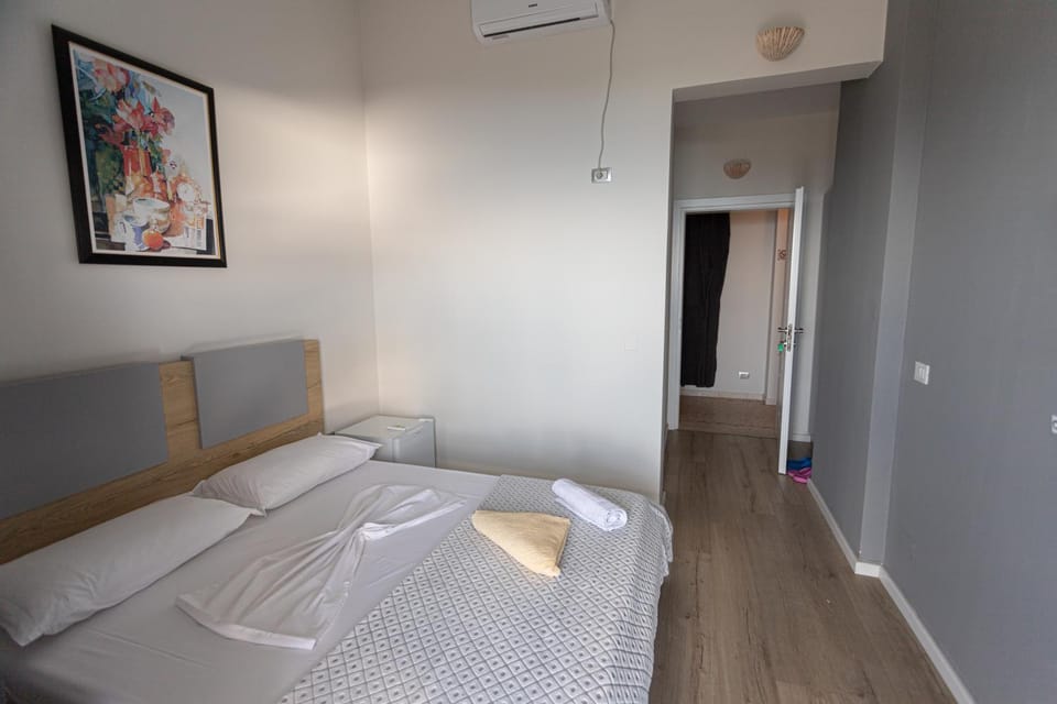 Bed, Photo of the whole room, Bedroom, air conditioner