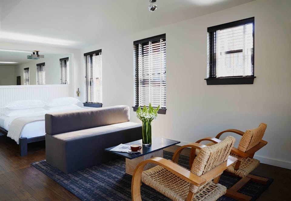 Bed, Living room, Photo of the whole room, Decorative detail, Seating area, Bedroom