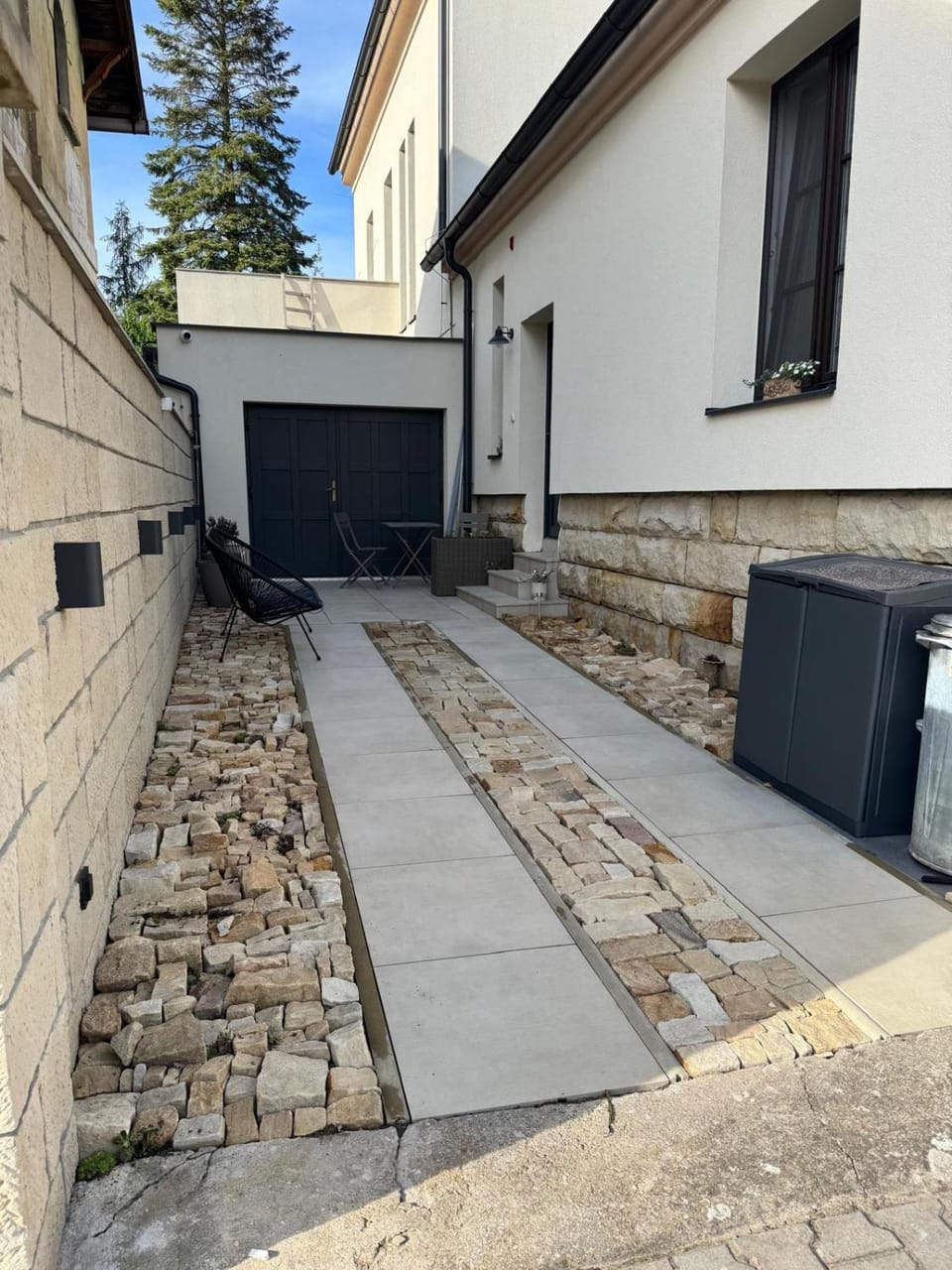 Facade/entrance