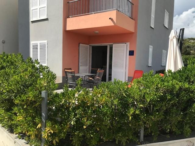 Patio, Facade/entrance