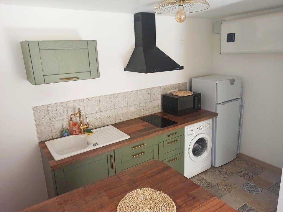 Kitchen or kitchenette