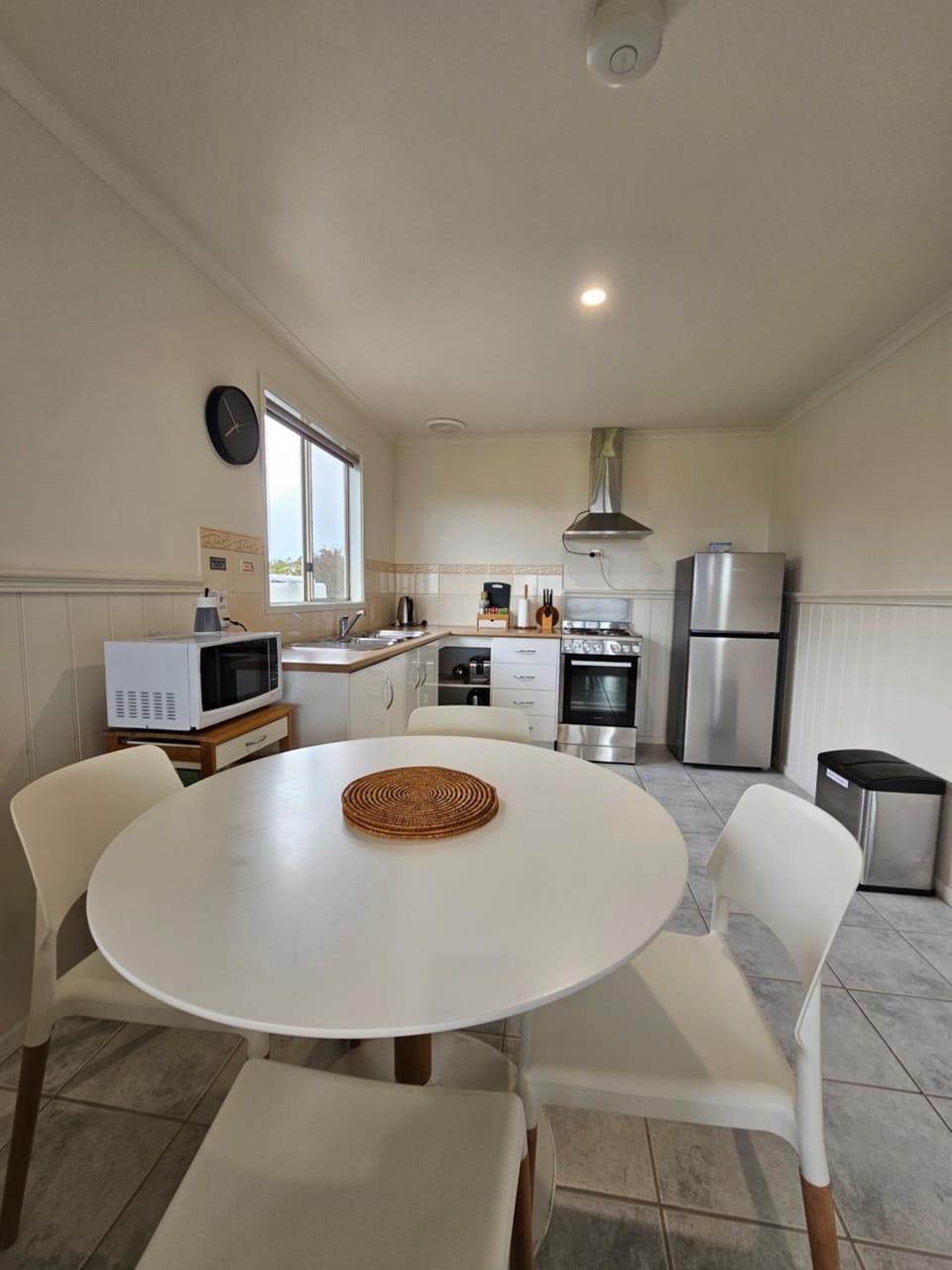 Coffee/tea facilities, Kitchen or kitchenette, Dining area, oven, stove, toaster