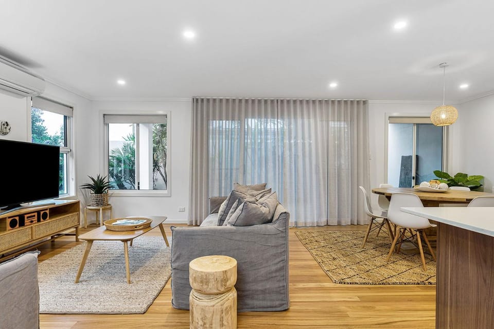 TV and multimedia, Living room, Dining area, air conditioner
